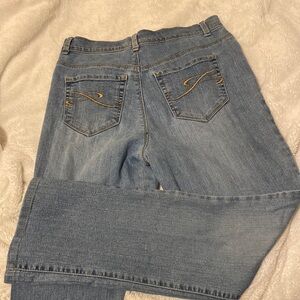 don’t know the brand but their bootcut jeans👍🏼